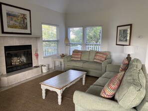 TV, DVD player, books - Spacious 3 bedroom, 3 full bath home on the 8th Green! Sleeps 8-10 (Bald Head Island)