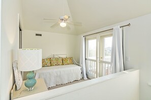 3 bedrooms, desk, iron/ironing board, travel cot - Spacious 3 bedroom, 3 full bath home on the 8th Green! Sleeps 8-10 (Bald Head Island)