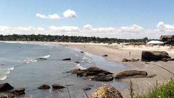 Plage à proximité, chaises longues, serviettes de plage