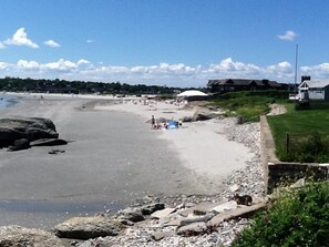 Plage à proximité, chaises longues, serviettes de plage