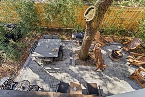 Outdoor dining - Gated community, close to beach, heated pool, golf cart available to rent (Hilton Head Island)