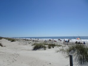 Beach nearby, sun-loungers, beach towels - Gated community, close to beach, heated pool, golf cart available to rent (Hilton Head Island)