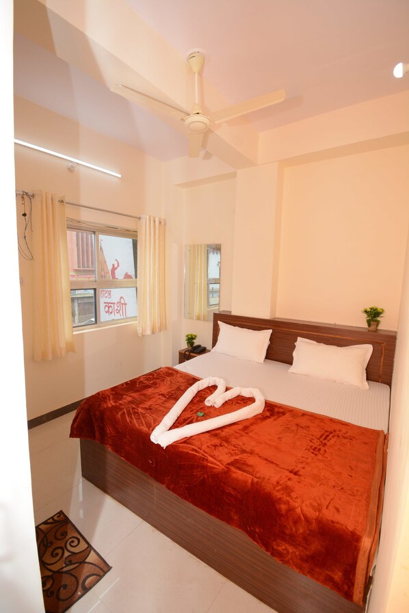 Blackout curtains, soundproofing - Hotel Kashi Khand (Varanasi)