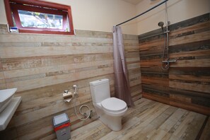 Deluxe-Ferienhaus | Badezimmer | Dusche, kostenlose Toilettenartikel, Bidet, Handtücher