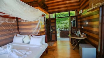 Deluxe Cottage | Minibar, desk, bed sheets