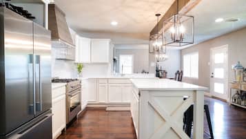 雪櫃、微波爐、焗爐、爐具