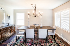 Dining - Beautifully Updated Home!
Close to Dickies, Stockyards & TCU
Family/Pet friendly (Westworth Village)