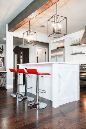 Dining - Beautifully Updated Home!
Close to Dickies, Stockyards & TCU
Family/Pet friendly (Westworth Village)
