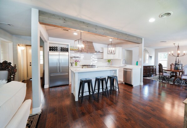 Interior - Beautifully Updated Home!
Close to Dickies, Stockyards & TCU
Family/Pet friendly (Westworth Village)