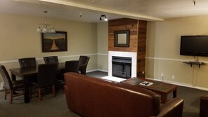 Tv, eldstad och ett bordtennisbord