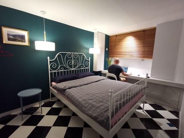 2 bedrooms, desk, iron/ironing board, Internet