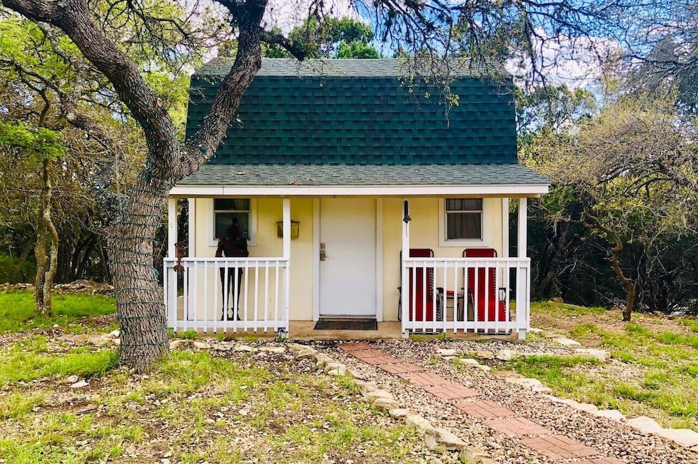 Oak Crest Haus between New Braunfels and Canyon Lake