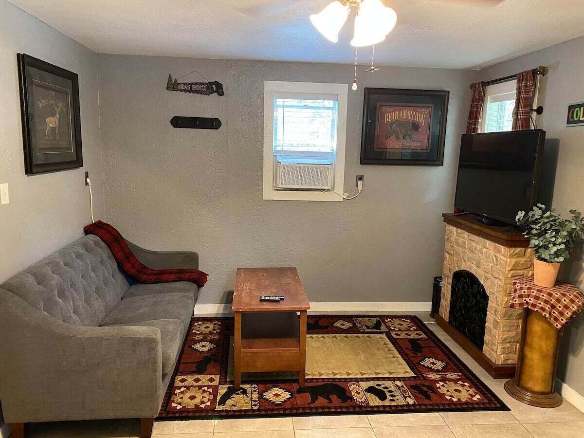 Oak Crest Haus between New Braunfels and Canyon Lake