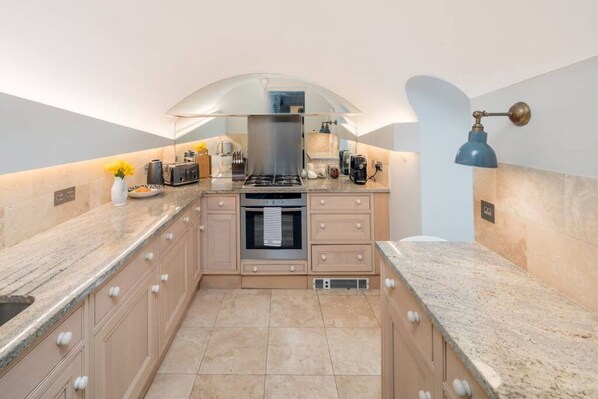 ثلاجة، ميكروويف، فرن، موقد طهي مسطح