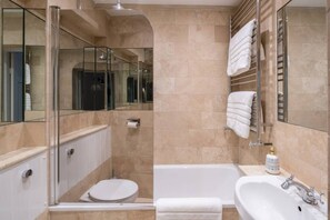 Combined shower/bathtub, hair dryer, towels