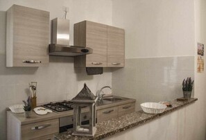 Frigorifero, microonde, forno, tavolo da pranzo