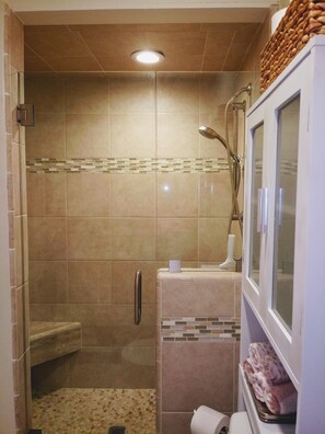 Dusche, Haartrockner, Handtücher, Seife