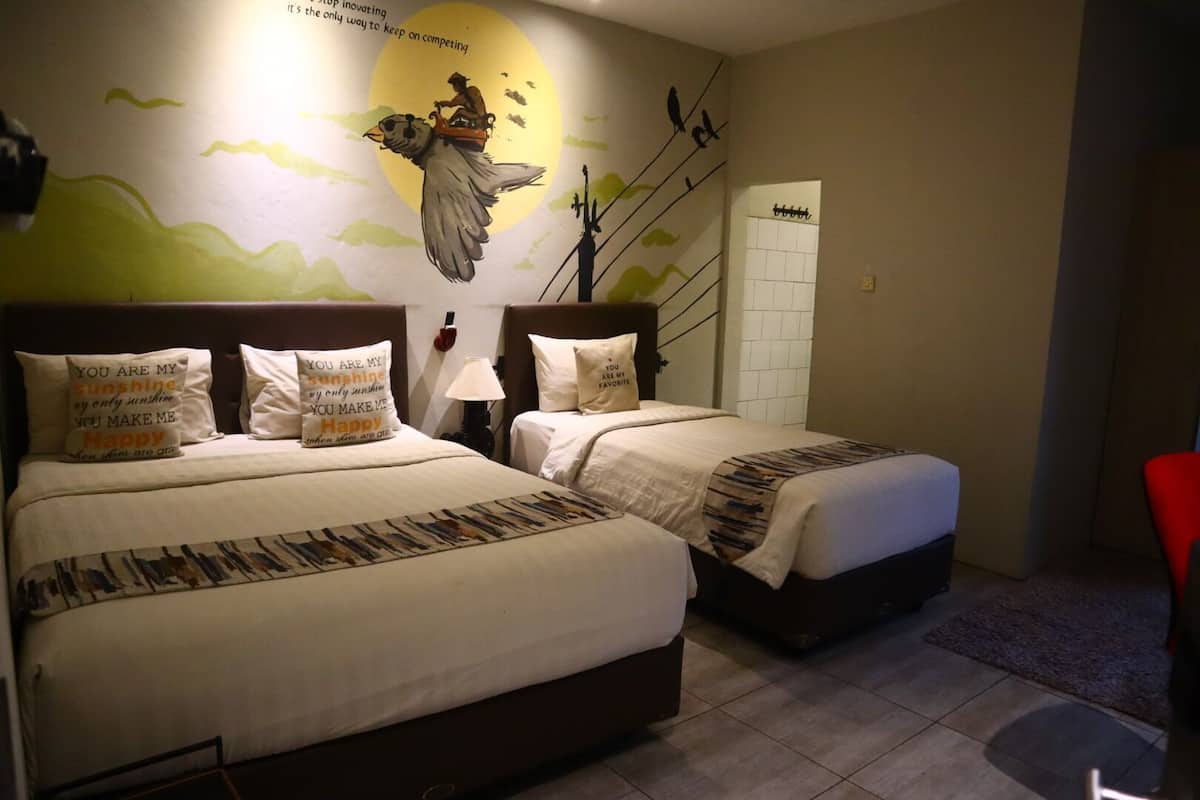 Habitación familiar (Aesthetic Family Room) | Escritorio, wifi gratis y ropa de cama