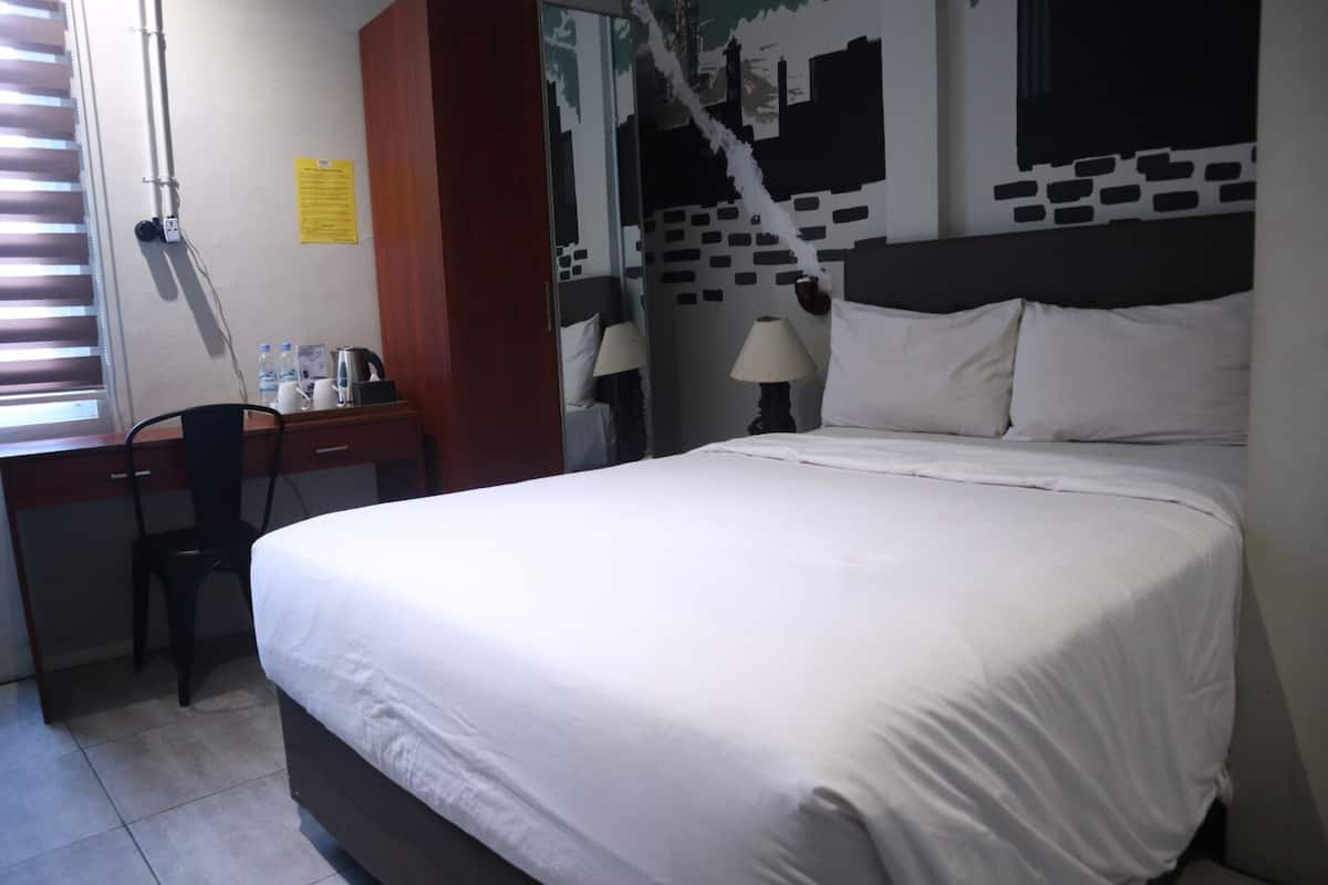 Vintage 2 Person | Desk, free WiFi, bed sheets