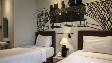 Pop art twin | โต๊ะทำงาน, Wi-Fi ฟรี, ผ้าปูที่นอน