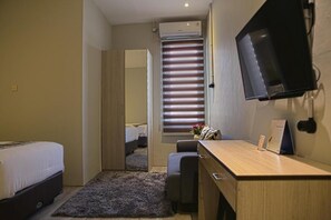 Desk, free WiFi, bed sheets - Shine BnB (Cianjur)