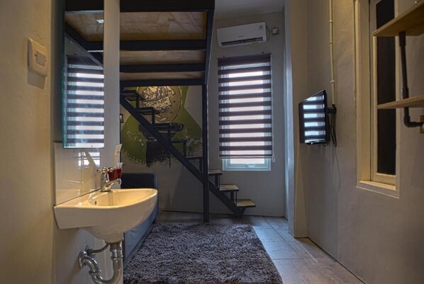 Douche, articles de toilette gratuits, chaussons, serviettes fournies