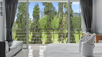 5 habitaciones, escritorio y tabla de planchar con plancha