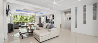 5 bed/bath villa for 14 guests, private pool, 7kms to Patong beach.