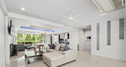 5 bed/bath villa for 14 guests, private pool, 7kms to Patong beach.