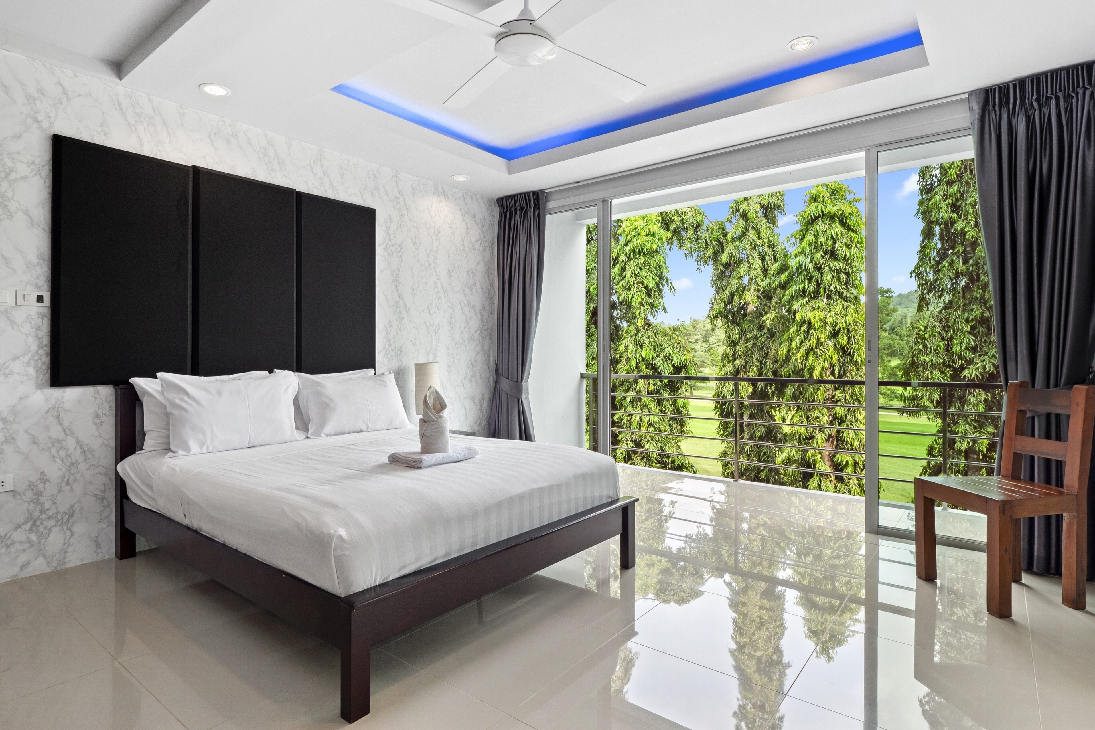 5 habitaciones, escritorio y tabla de planchar con plancha 