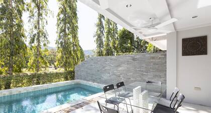 Villa 5 chambres / salle de bain pour 14 personnes, piscine privée, 7kms de la plage de Patong.