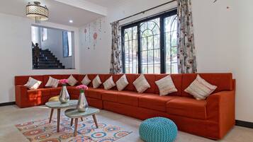 Een smart-tv, tafelvoetbal en boeken