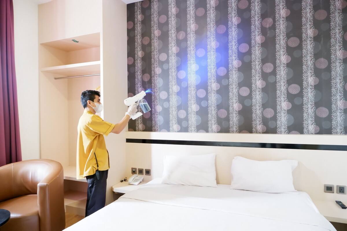 書桌、免費 Wi-Fi、床單