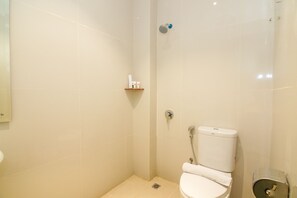 Quarto duplo standard, 2 camas de solteiro | Banheiro | Chuveiro, chinelos, bidê, toalhas de banho