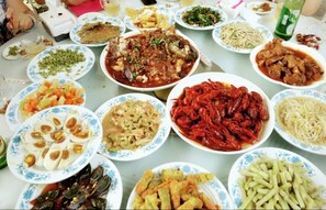 Breakfast, lunch, dinner served; Chinese cuisine