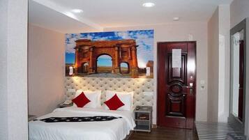 Minibar, coffres-forts dans les chambres, bureau, rideaux occultants