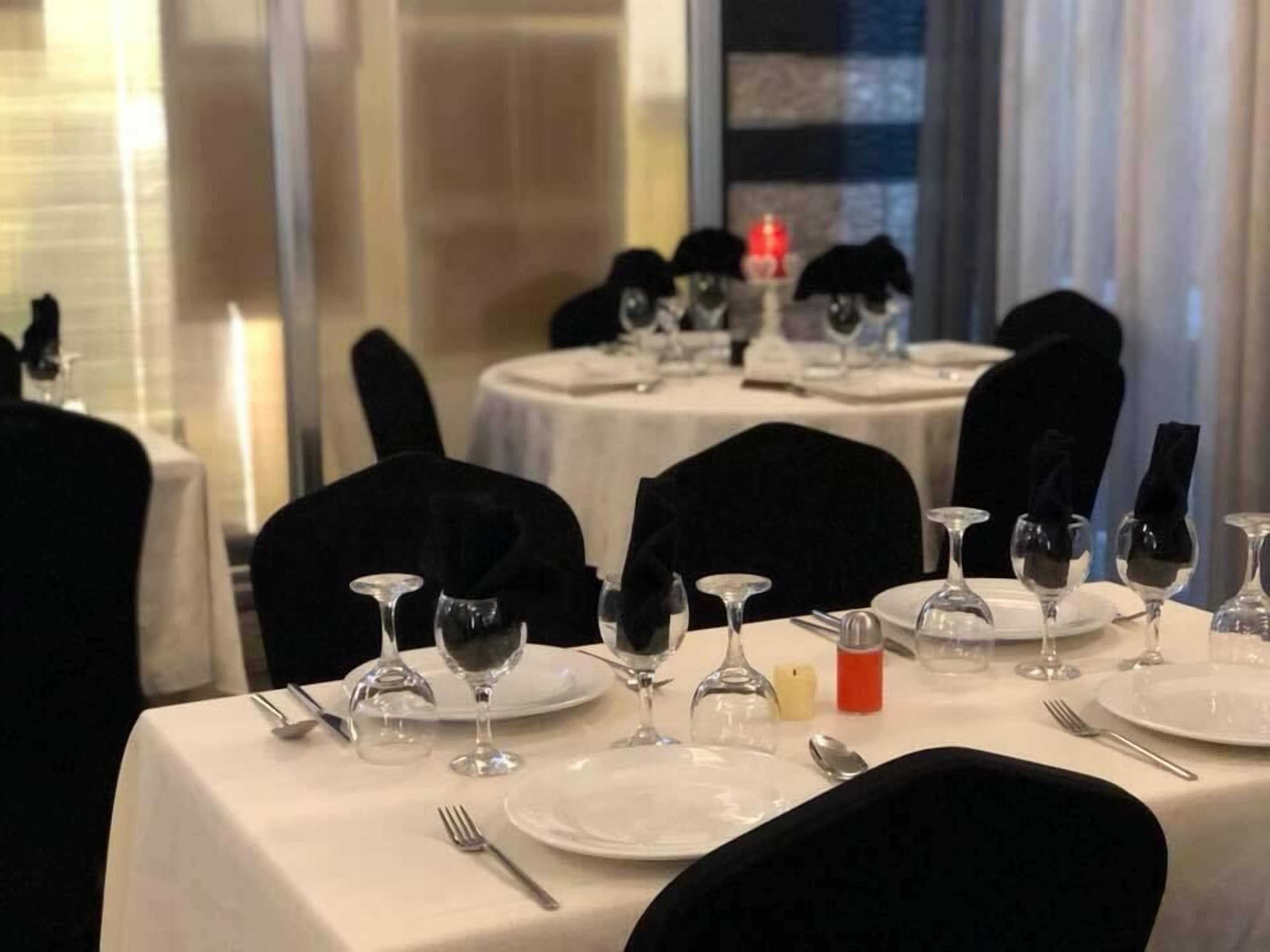 Petit déjeuner, déjeuner et dîner servis sur place