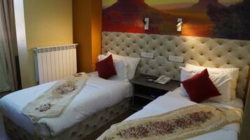 Chambre avec lits jumeaux | Minibar, coffres-forts dans les chambres, bureau, rideaux occultants