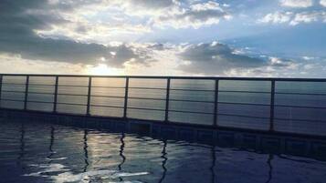 حمّام سباحة خارجي موسمي، مظلات على حمّام السباحة، مقاعد للتشمس