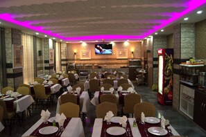 S'hi serveixen esmorzars, dinars i plats de cuina local i internacional