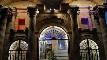 Voorkant accommodatie - avond/nacht