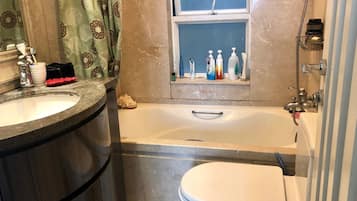Luxury Apartment, Multiple Beds, Sea View | Bathroom | Combined shower/bathtub, deep-soaking bathtub, hair dryer, slippers
