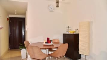 Luxury Apartment, Multiple Beds, Sea View | In-room dining