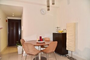 Luxury Apartment, Multiple Beds, Sea View | In-room dining