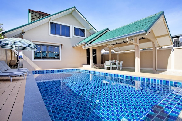 Pratumnak Pool Villa Tanzanite