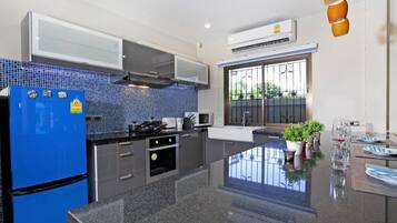 Kühlschrank, Mikrowelle, Ofen, Herdplatte