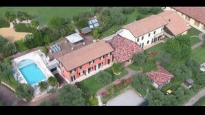 An aerial view of a large estate with multiple buildings, a swimming pool, and extensive landscaping. - Agriturismo Le Tese (Lazise)