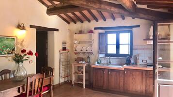 Kühlschrank, Herdplatte, Wasserkocher mit Kaffee-/Teezubehör, Toaster