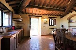 Réfrigérateur, plaque de cuisson, cafetiÚre/bouilloire, grille-pain