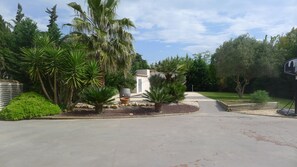 Property grounds - LARGE HOUSE IN A MAS WITH POOL GARDEN CALM NEAR THE SEA AND PERPIGNAN (Cabestany)